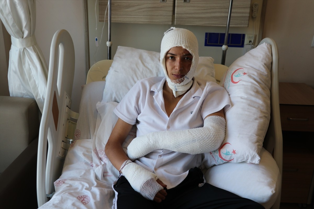 Sivas'ta otobüs durağında beklerken içmek istediği elektronik sigaranın patlaması sonucu yüzünde...