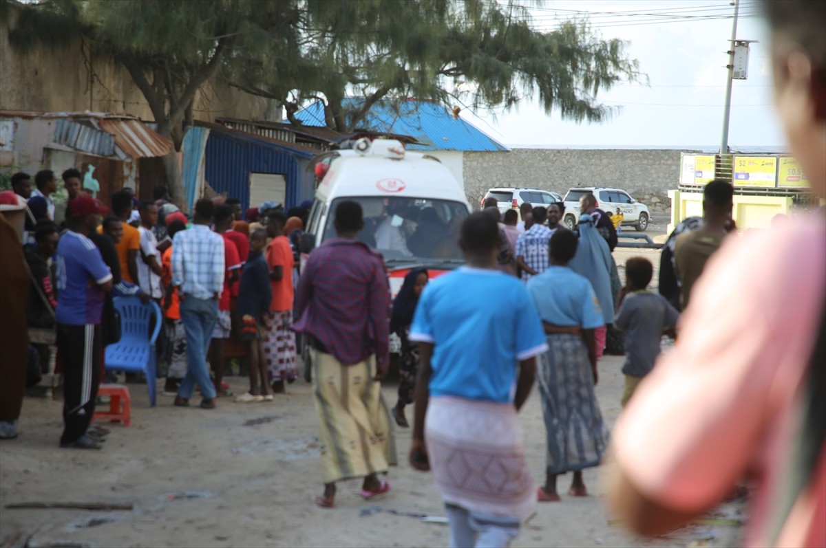 Somali'nin başkenti Mogadişu'da terör örgütü Eş-Şebab'ın bir plaj ve otele düzenlediği bombalı ve...