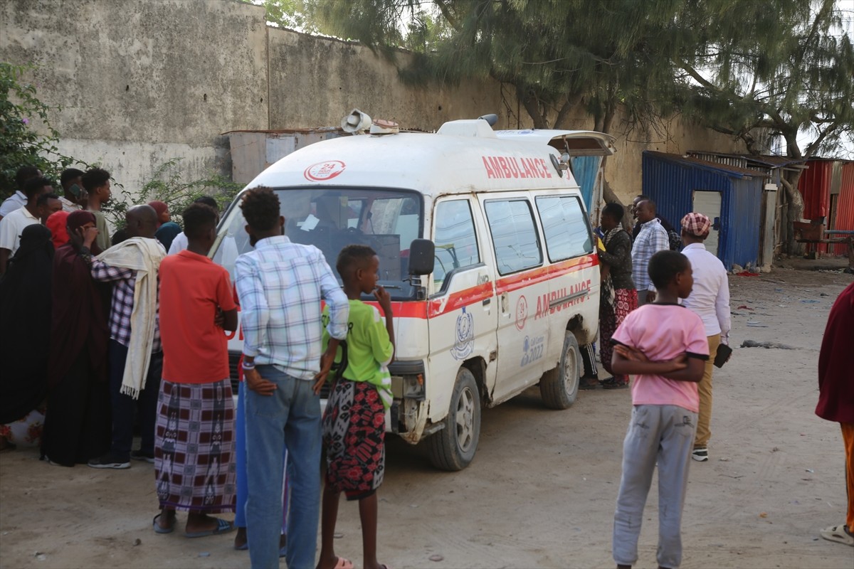 Somali'nin başkenti Mogadişu'da terör örgütü Eş-Şebab'ın bir plaj ve otele düzenlediği bombalı ve...