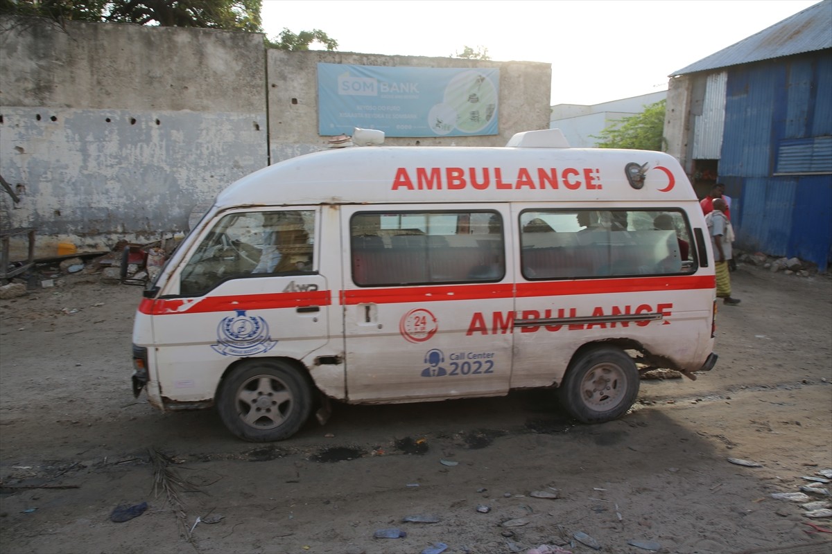 Somali'nin başkenti Mogadişu'da terör örgütü Eş-Şebab'ın bir plaj ve otele düzenlediği bombalı ve...