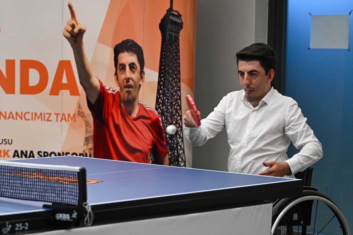 Son iki paralimpik oyunlar şampiyonu milli masa tenisçi Abdullah Öztürk, kuruyemiş firması...