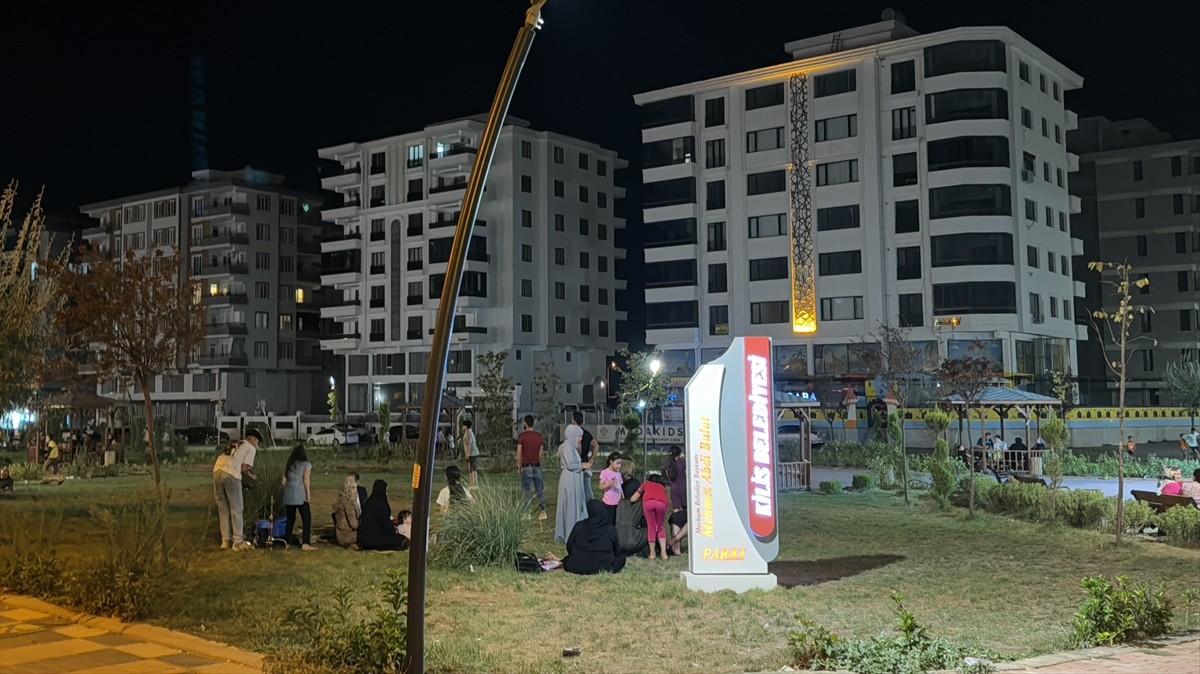 Suriye'nin Hama şehrinde 5,2 büyüklüğünde deprem meydana geldi. Kilis'te de hissedilen depremin...