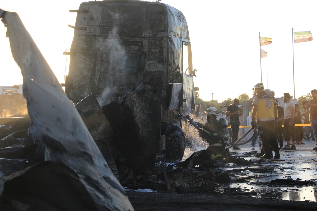 Suriye'nin kuzeyindeki Azez ilçesinde araca yerleştirilen bomba düzeneğinin patlaması sonucu 9...