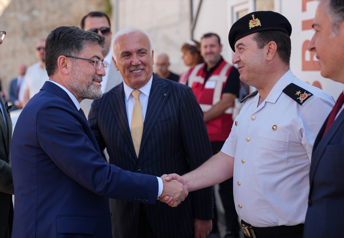 Tarım ve Orman Bakanı İbrahim Yumaklı (solda), Turgutlu Organize Sanayi Bölgesi'ndeki Tarkim Bitki...