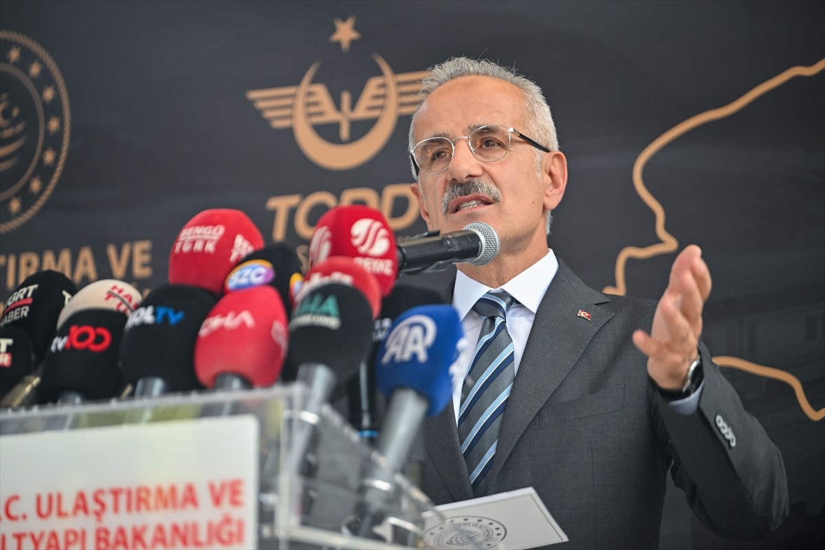 TCDD Taşımacılık AŞ Genel Müdürü Ufuk Yalçın, Ankara Garı'nda düzenlenen "Turistik Tatvan Treni...