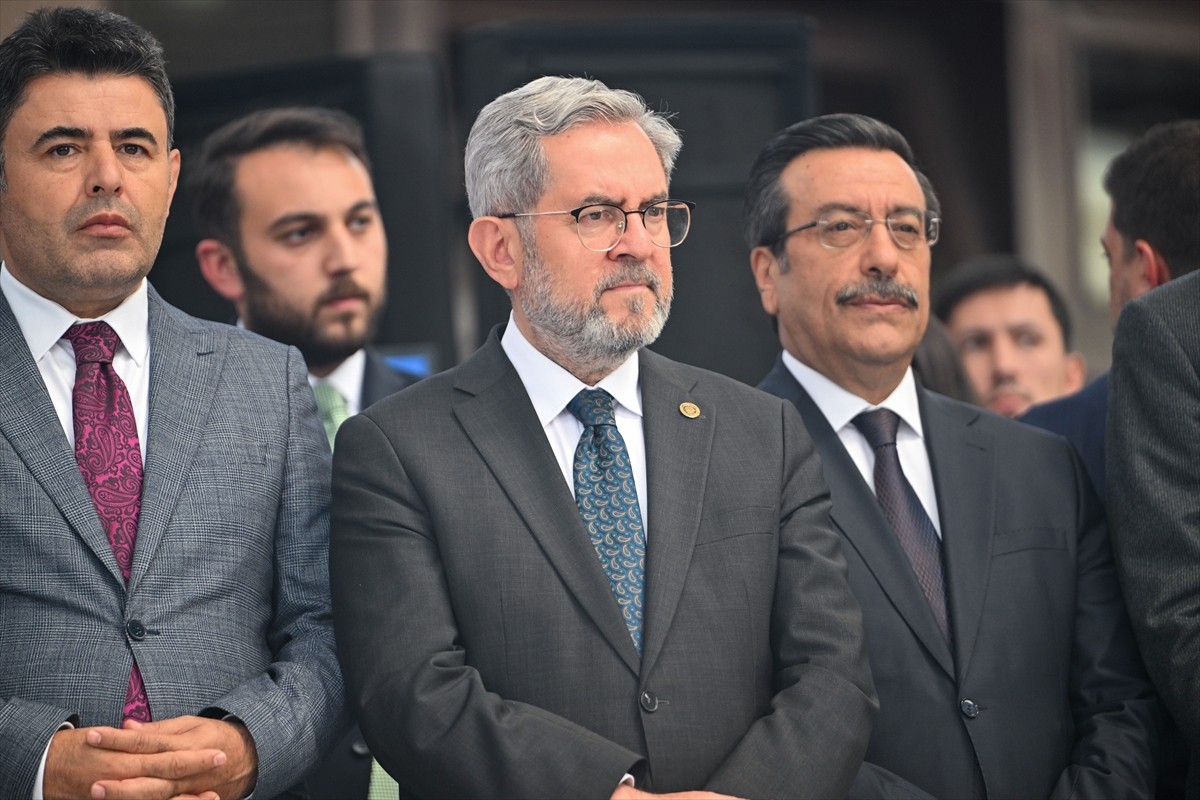 TCDD Taşımacılık AŞ Genel Müdürü Ufuk Yalçın, Ankara Garı'nda düzenlenen "Turistik Tatvan Treni...