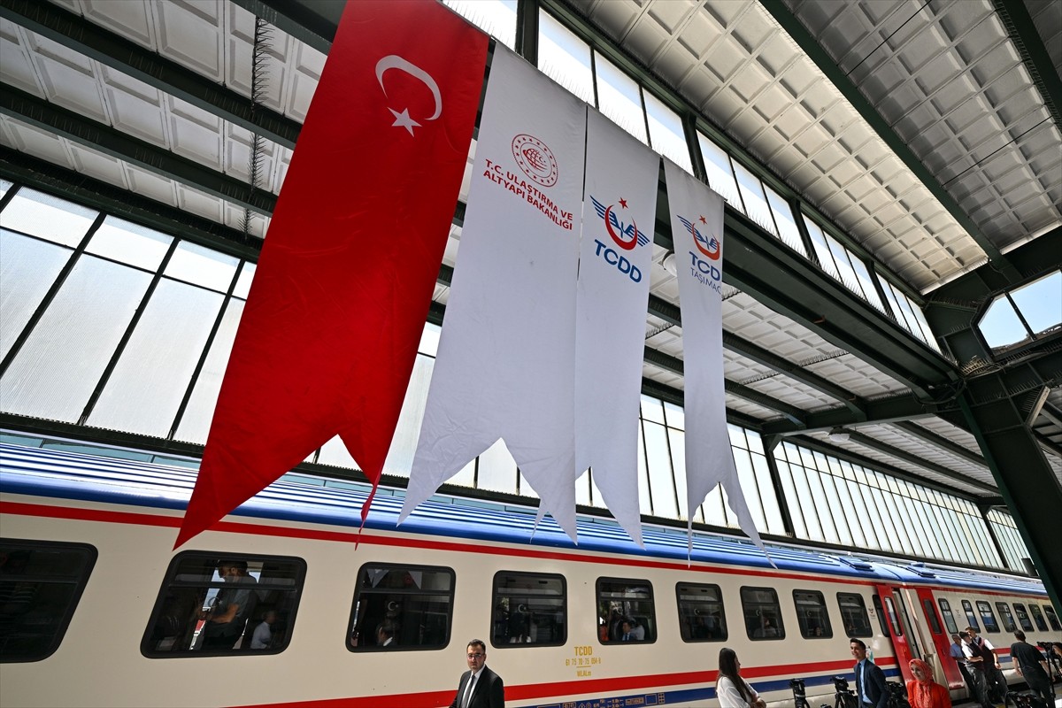 TCDD Taşımacılık AŞ Genel Müdürü Ufuk Yalçın, Ankara Garı'nda düzenlenen "Turistik Tatvan Treni...