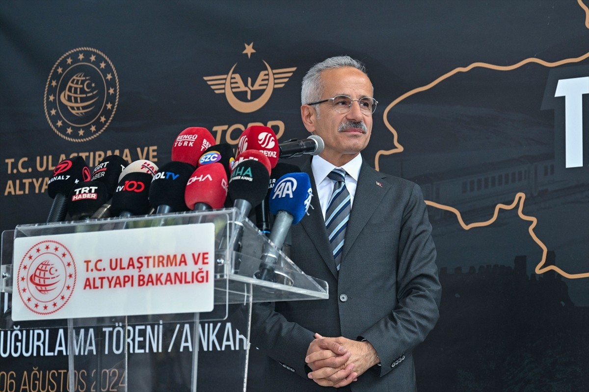 TCDD Taşımacılık AŞ Genel Müdürü Ufuk Yalçın, Ankara Garı'nda düzenlenen "Turistik Tatvan Treni...