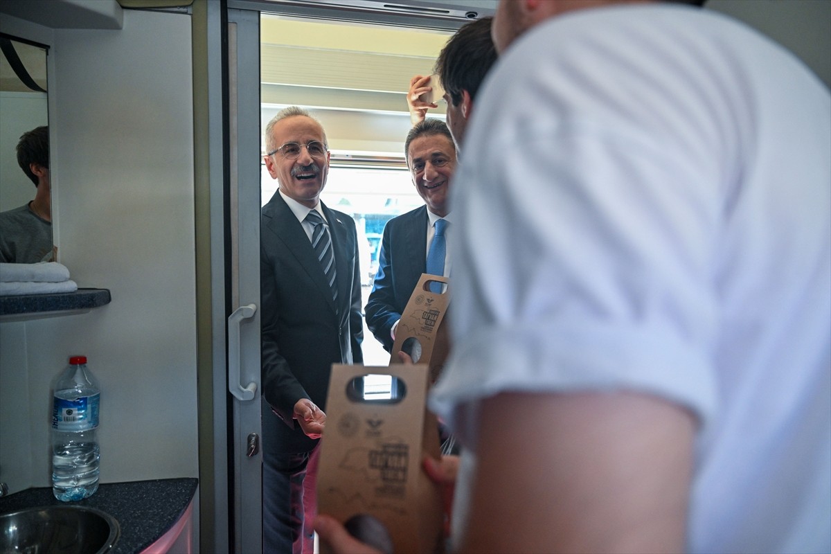TCDD Taşımacılık AŞ Genel Müdürü Ufuk Yalçın, Ankara Garı'nda düzenlenen "Turistik Tatvan Treni...