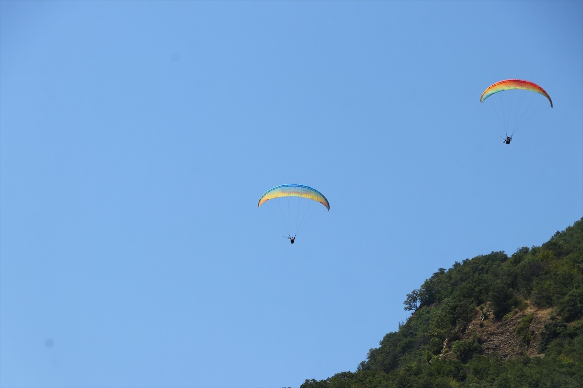 Tekirdağ'da adrenalin tutkunlarının gözde adresi Uçmakdere, hafta sonu gökyüzüyle buluşmak isteyen...
