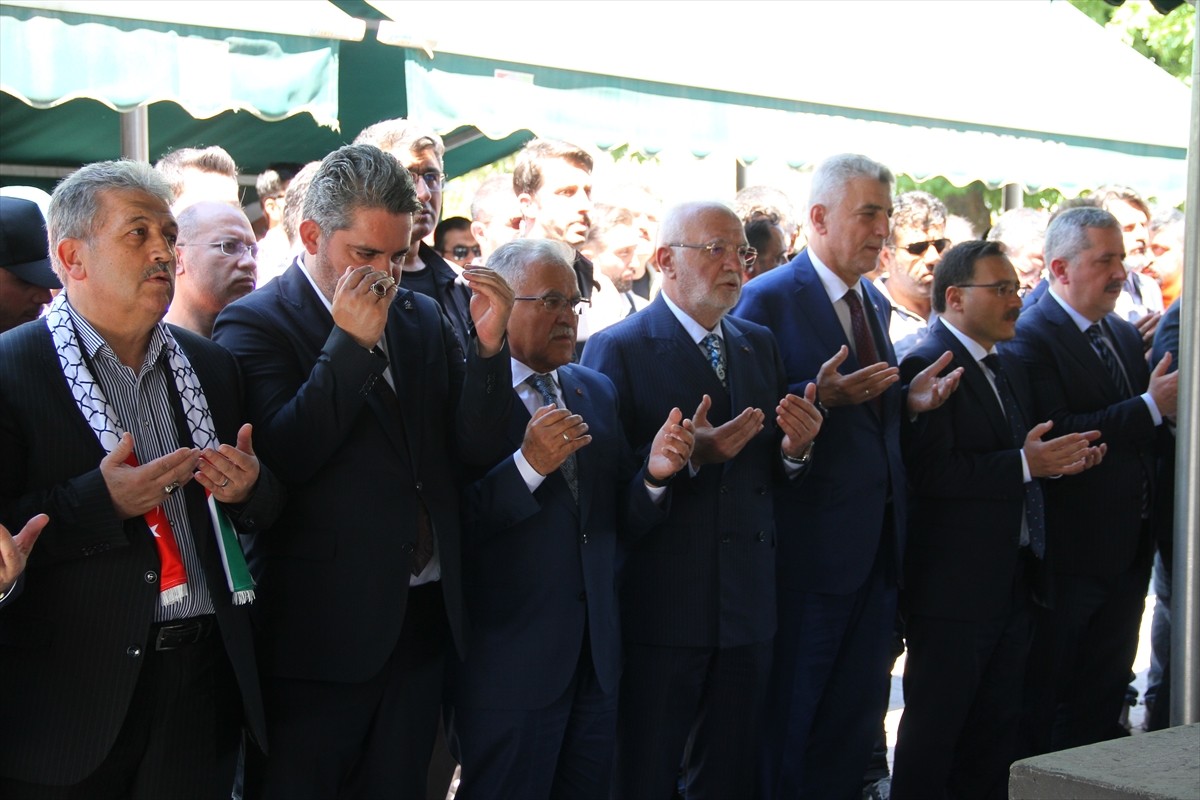 Ticaret Bakanı Ömer Bolat (sağ 4), suikasta uğrayan Hamas Siyasi Büro Başkanı İsmail Heniyye için...