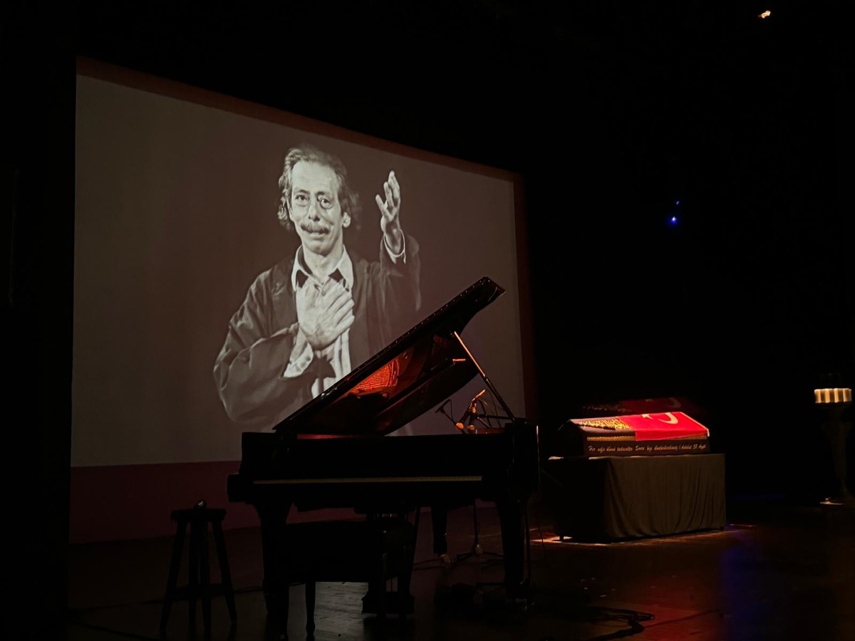 Tiyatro ve sinema oyuncusu Genco Erkal için Harbiye Muhsin Ertuğrul Sahnesi'nde tören...