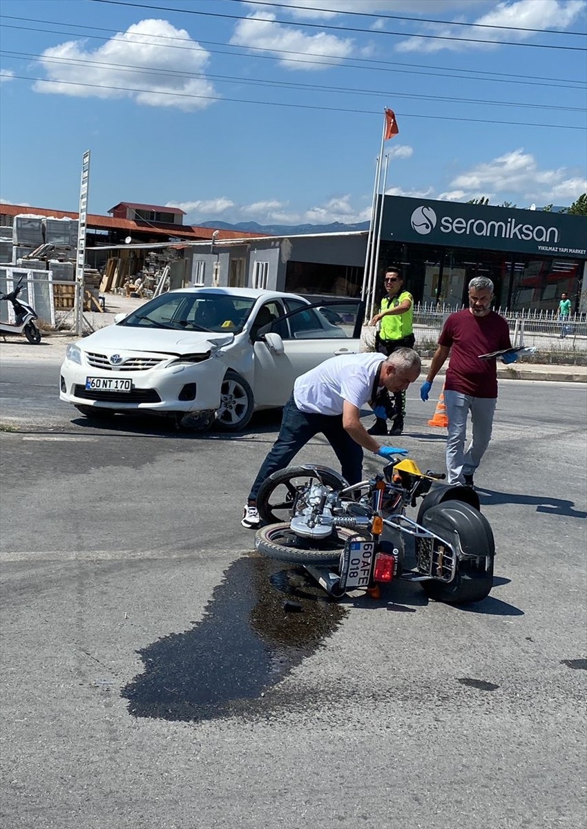 Tokat'ın Niksar ilçesinde otomobil ile çarpışan motosikletin sürücüsü hayatını kaybetti. Ekipler...