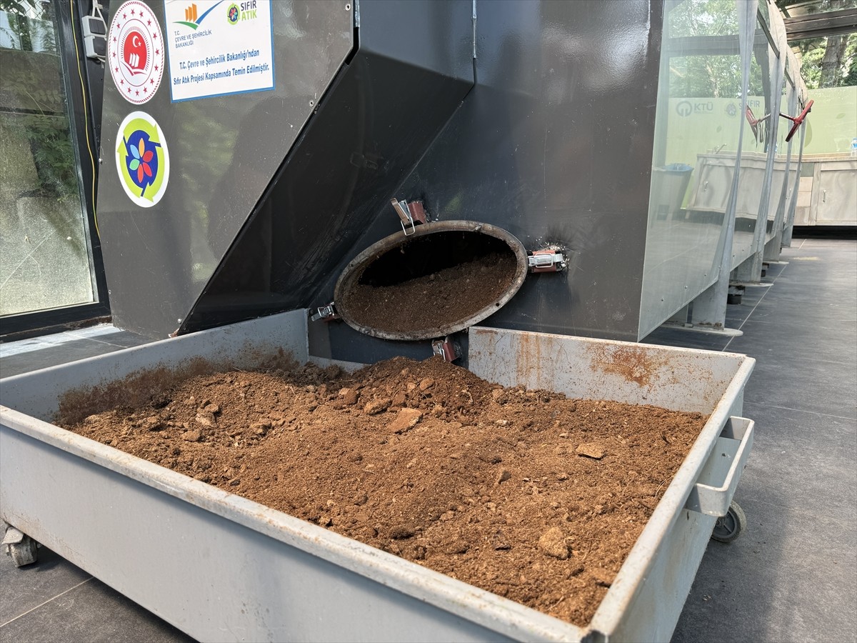 Trabzon'da Karadeniz Teknik Üniversitesi (KTÜ) kampüsündeki üç yemekhaneden toplanan atıklar, geri...