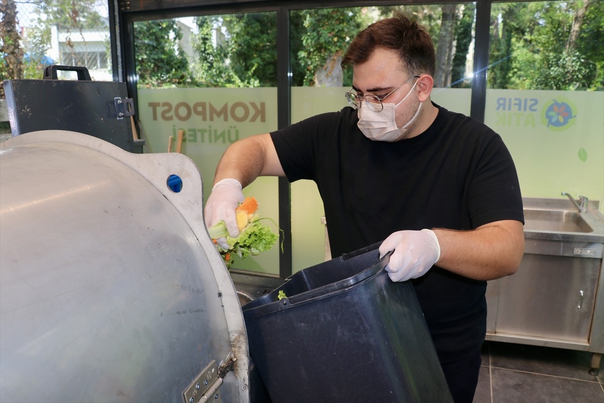 Trabzon'da Karadeniz Teknik Üniversitesi (KTÜ) kampüsündeki üç yemekhaneden toplanan atıklar, geri...
