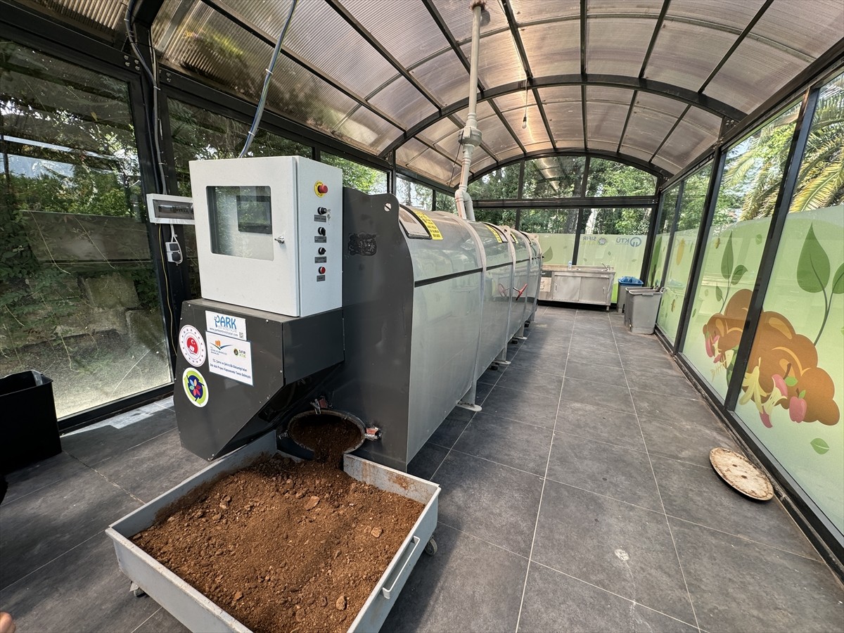 Trabzon'da Karadeniz Teknik Üniversitesi (KTÜ) kampüsündeki üç yemekhaneden toplanan atıklar, geri...