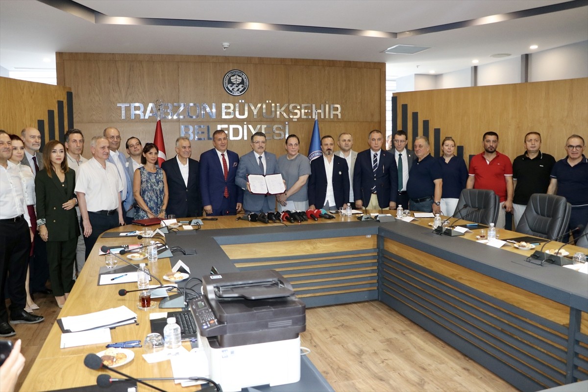 Trabzon Büyükşehir Belediye Başkanı Ahmet Metin Genç, Büyükşehir Belediyesi Toplantı Salonu'nda...