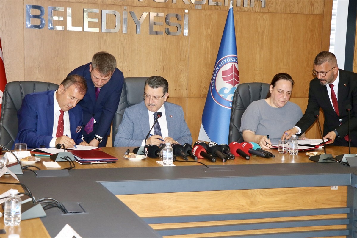 Trabzon Büyükşehir Belediye Başkanı Ahmet Metin Genç, Büyükşehir Belediyesi Toplantı Salonu'nda...