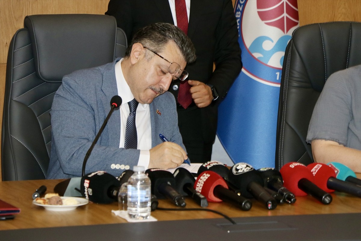 Trabzon Büyükşehir Belediye Başkanı Ahmet Metin Genç, Büyükşehir Belediyesi Toplantı Salonu'nda...
