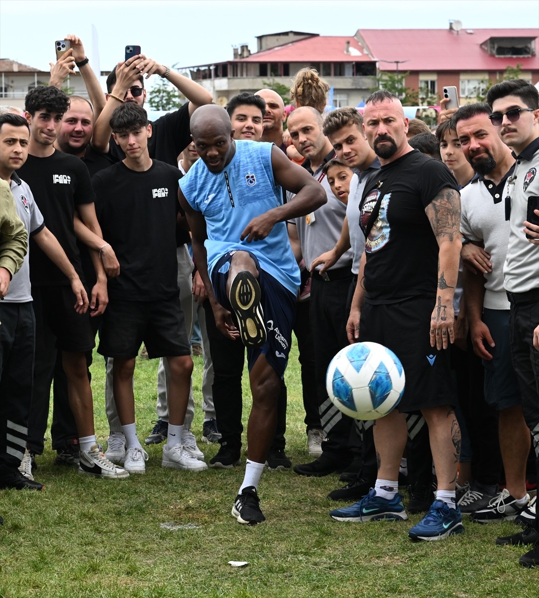 Trabzonspor'un Nijeryalı futbolcusu Anthony Nwakaeme, Trabzon Futbol Festivali'ne (Fan Fest)...