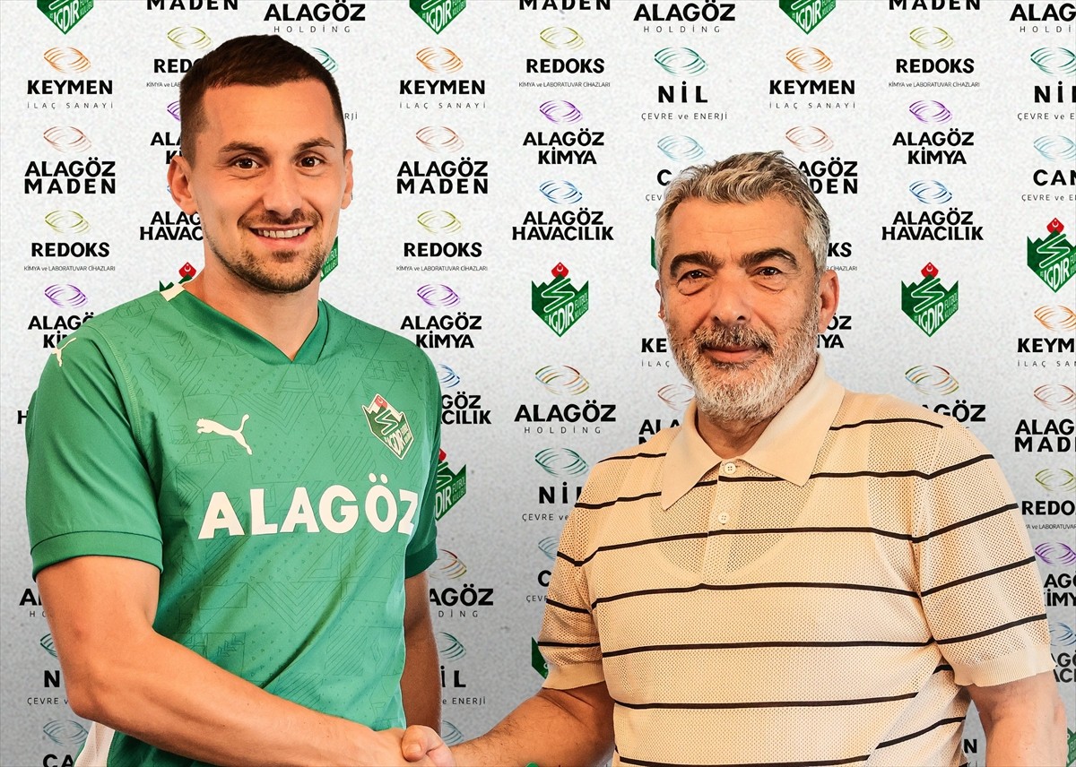 Trendyol 1. Lig'in yeni ekibi Alagöz Holding Iğdır Futbol Kulübü, Burak Altıparmak'ı (solda)...