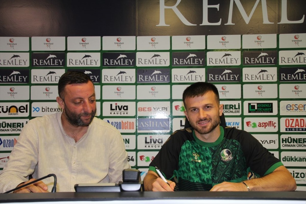Trendyol 1. Lig ekiplerinden Sakaryaspor, geçen sezon kiralık olarak forma giyen Murat Cem...