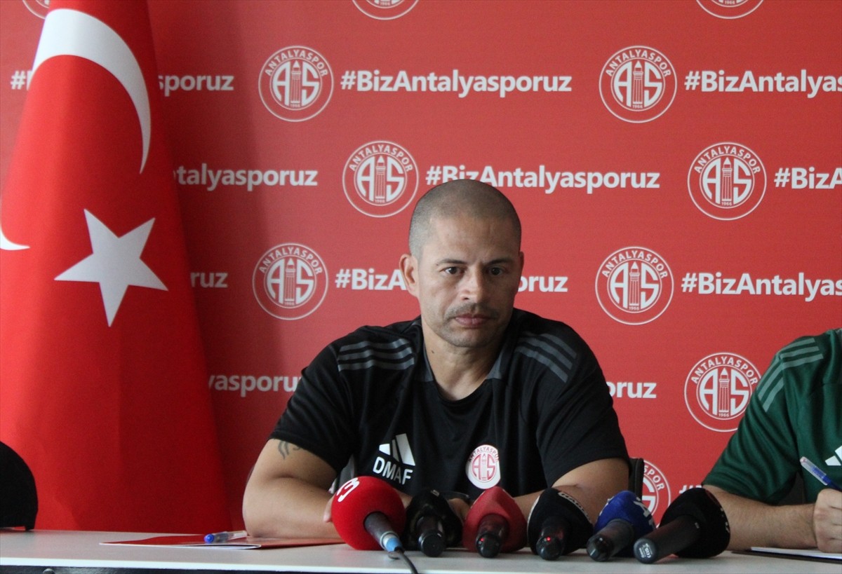 Trendyol Süper Lig ekiplerinden Antalyaspor'un teknik direktörü Alex de Souza, Atilla Vehbi Konuk...