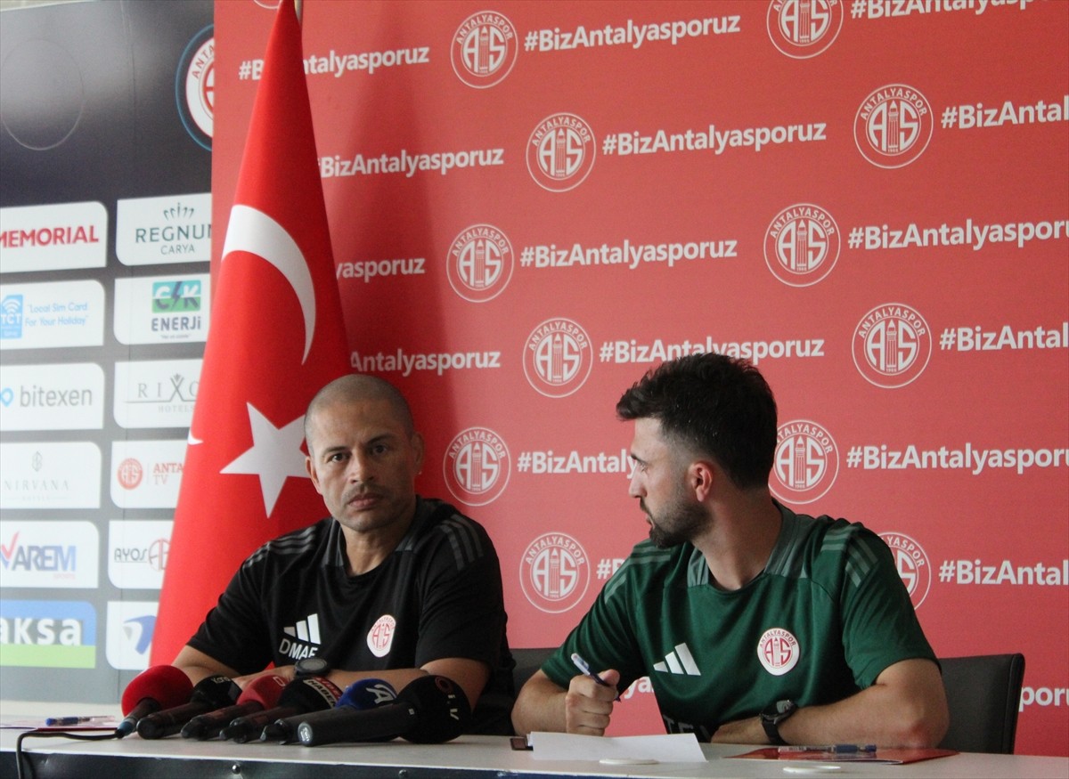 Trendyol Süper Lig ekiplerinden Antalyaspor'un teknik direktörü Alex de Souza, Atilla Vehbi Konuk...