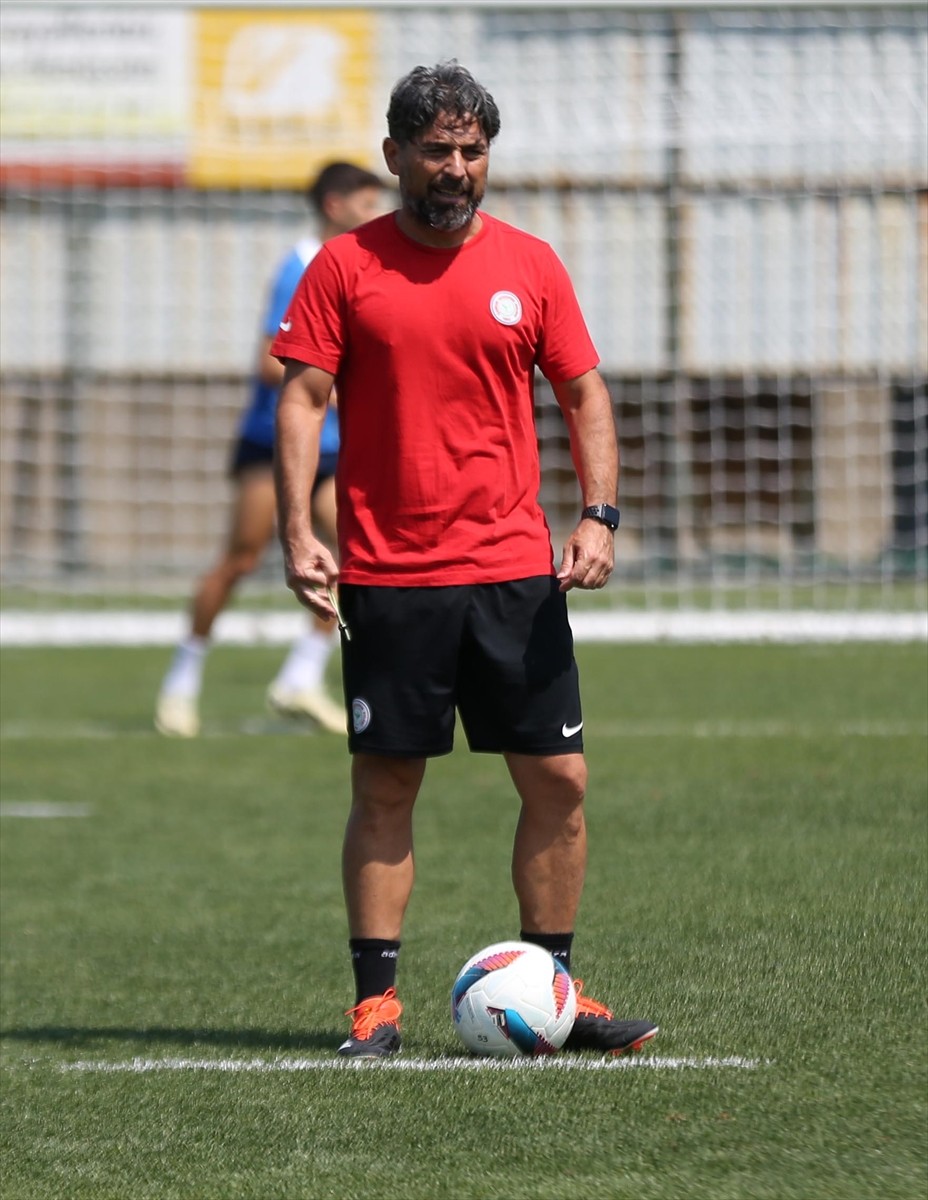 Trendyol Süper Lig ekiplerinden  Çaykur Rizespor'un kalecisi Gökhan Akkan, Mehmet Cengiz...