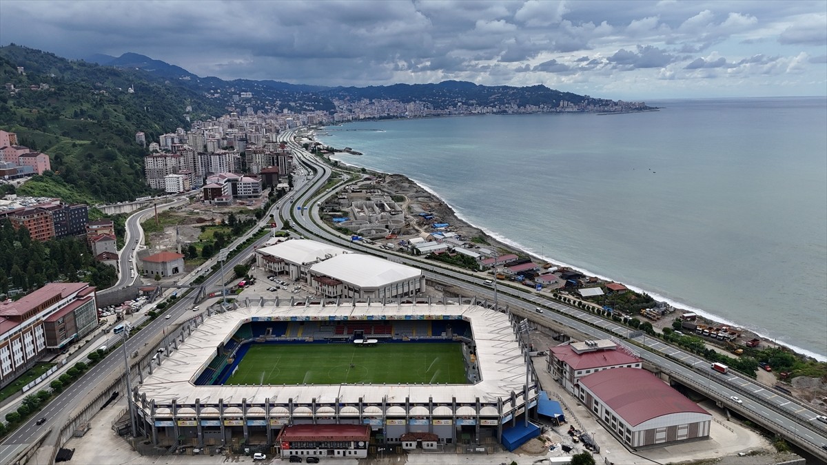 Trendyol Süper Lig ekiplerinden Çaykur Rizespor'un maçlarını oynadığı Çaykur Didi Stadı'nın zemini...