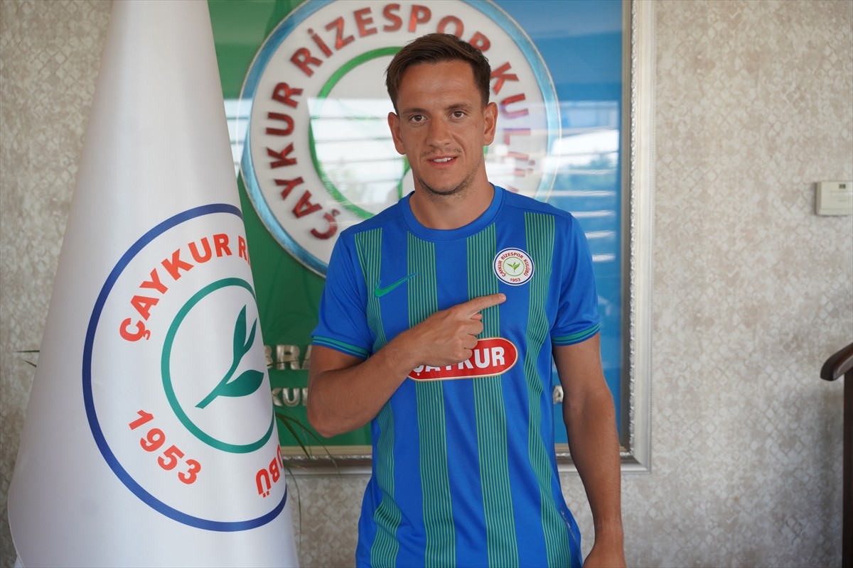 Trendyol Süper Lig ekiplerinden Çaykur Rizespor, Beşiktaş'tan orta saha oyuncusu Amir...