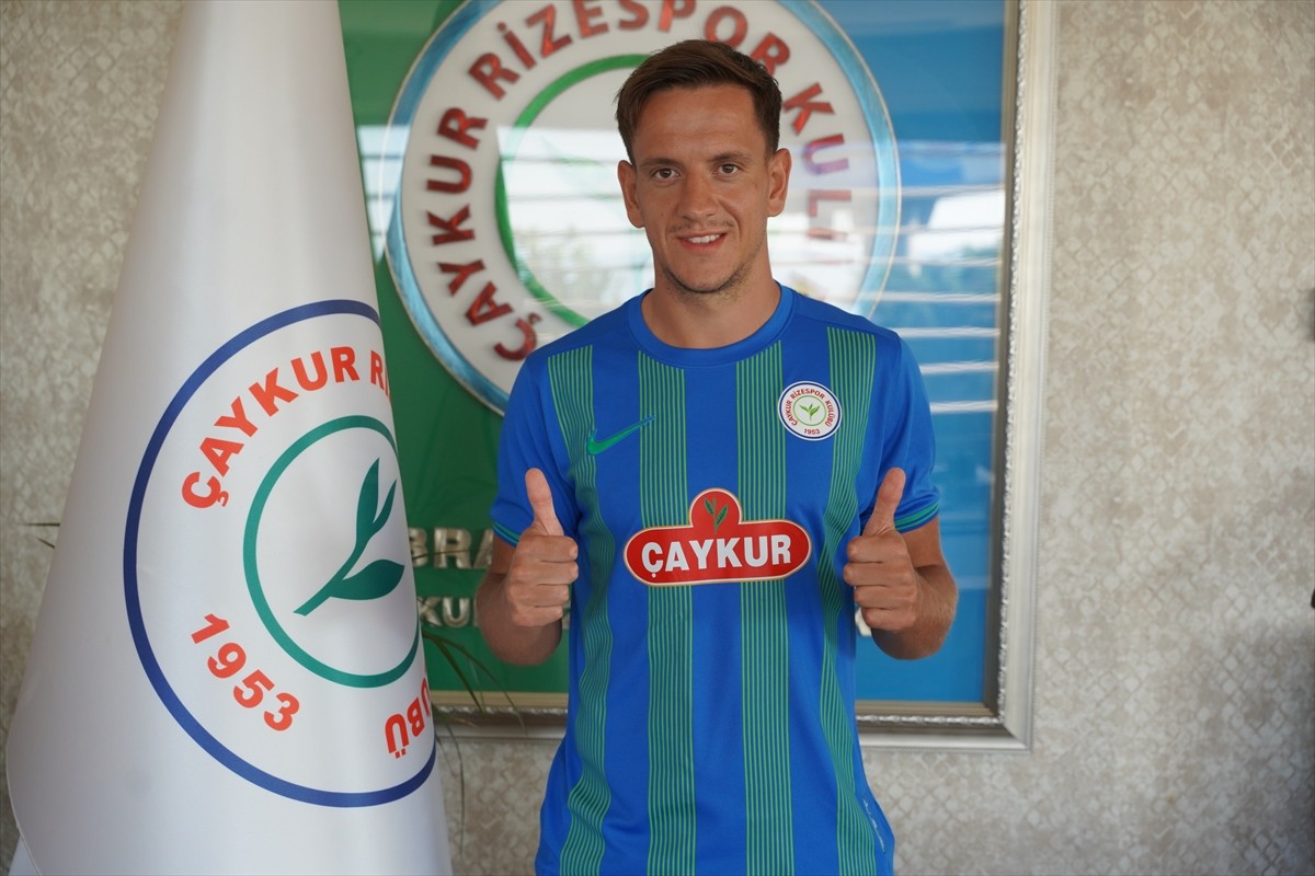 Trendyol Süper Lig ekiplerinden Çaykur Rizespor, Beşiktaş'tan orta saha oyuncusu Amir...