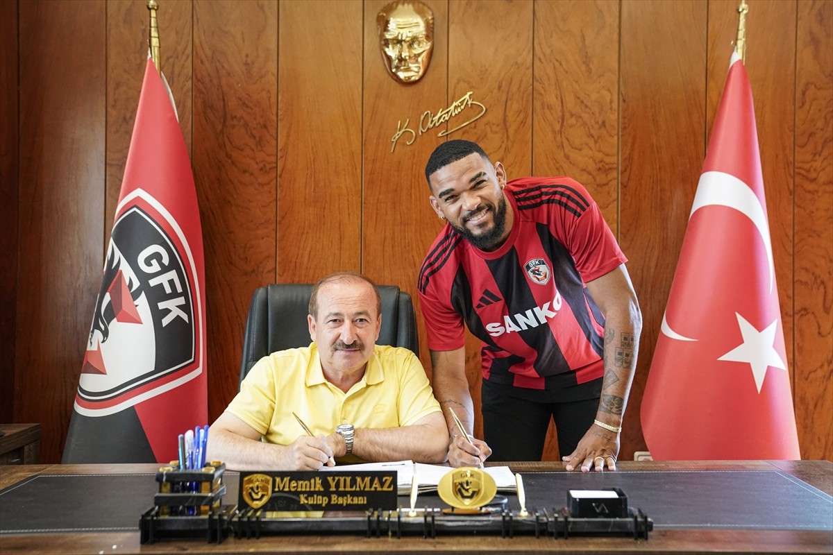 Trendyol Süper Lig ekiplerinden Gaziantep FK, 29 yaşındaki defans oyuncusu Bruno Viana'yı (sağda)...