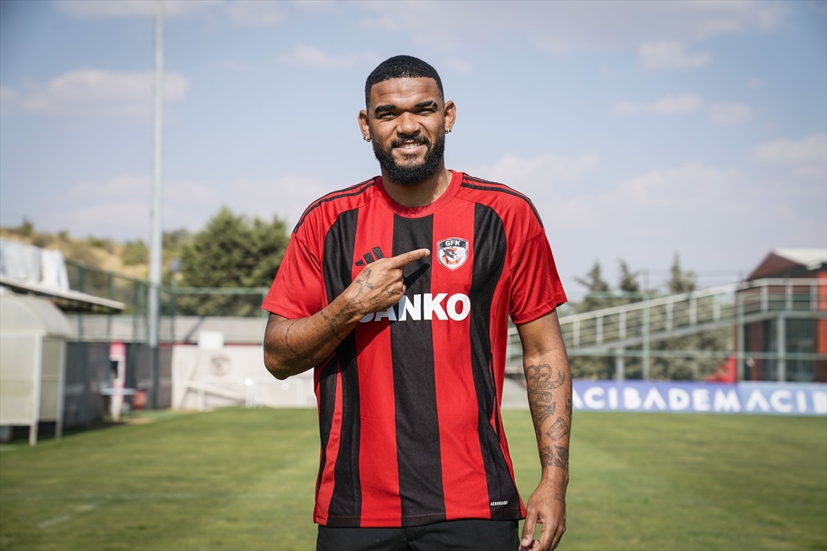 Trendyol Süper Lig ekiplerinden Gaziantep FK, 29 yaşındaki defans oyuncusu Bruno Viana'yı (sağda)...