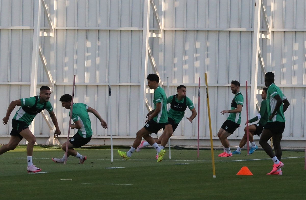 Trendyol Süper Lig ekiplerinden TÜMOSAN Konyaspor'da teknik direktör Ali Çamdalı (fotoğrafta)...