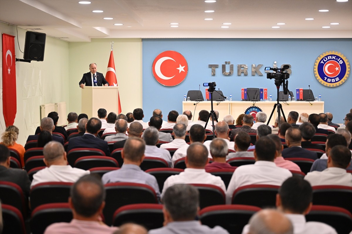 TÜRK-İŞ Genel Başkan Yardımcısı Ramazan Ağar, konfederasyonun Genel Merkezi'nde basın toplantısı...