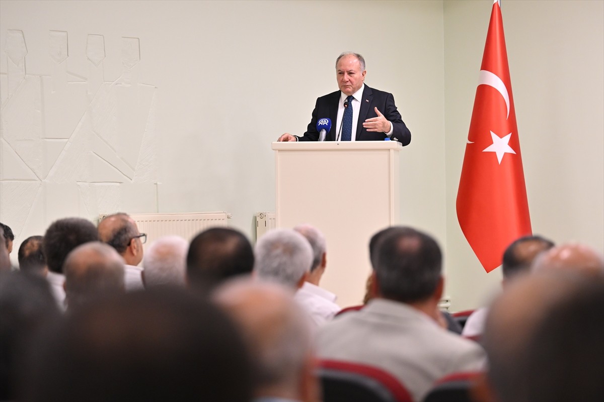 TÜRK-İŞ Genel Başkan Yardımcısı Ramazan Ağar, konfederasyonun Genel Merkezi'nde basın toplantısı...