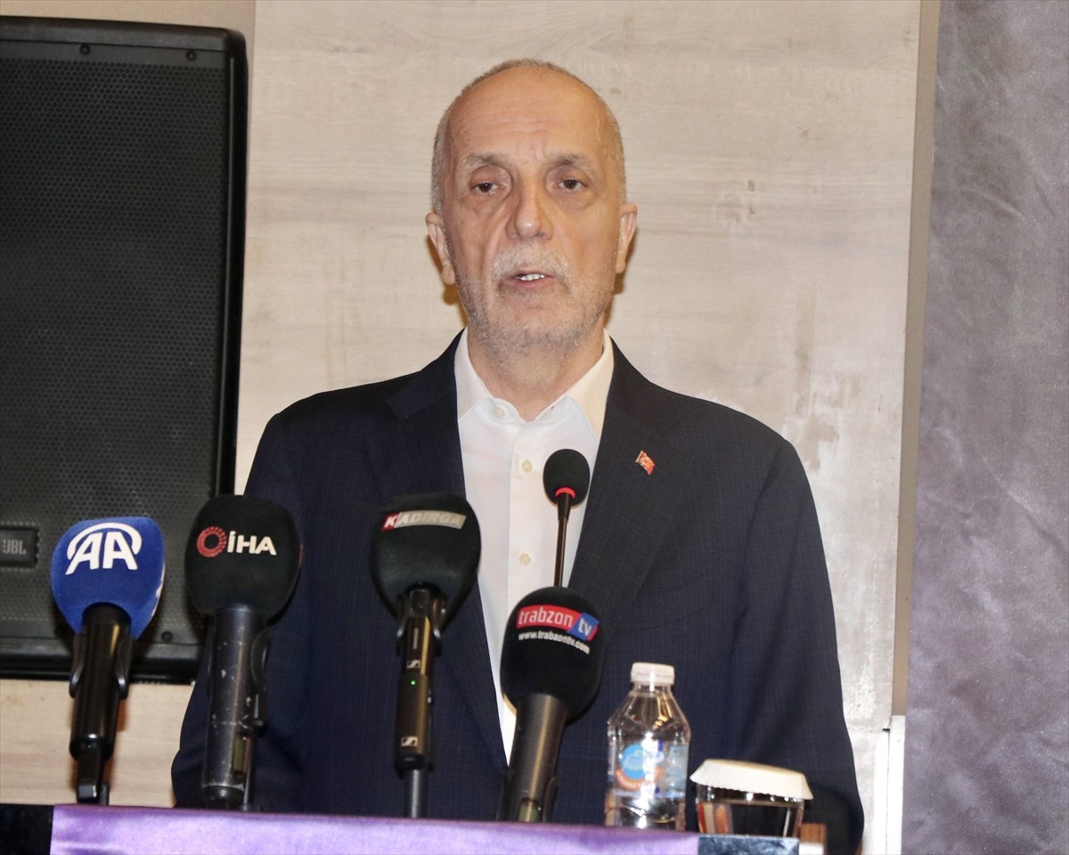 Türk-İş Genel Başkanı Ergün Atalay, kentteki bir otelde, 15 ilin temsilcileri ve TÜRK-İŞ'e bağlı...