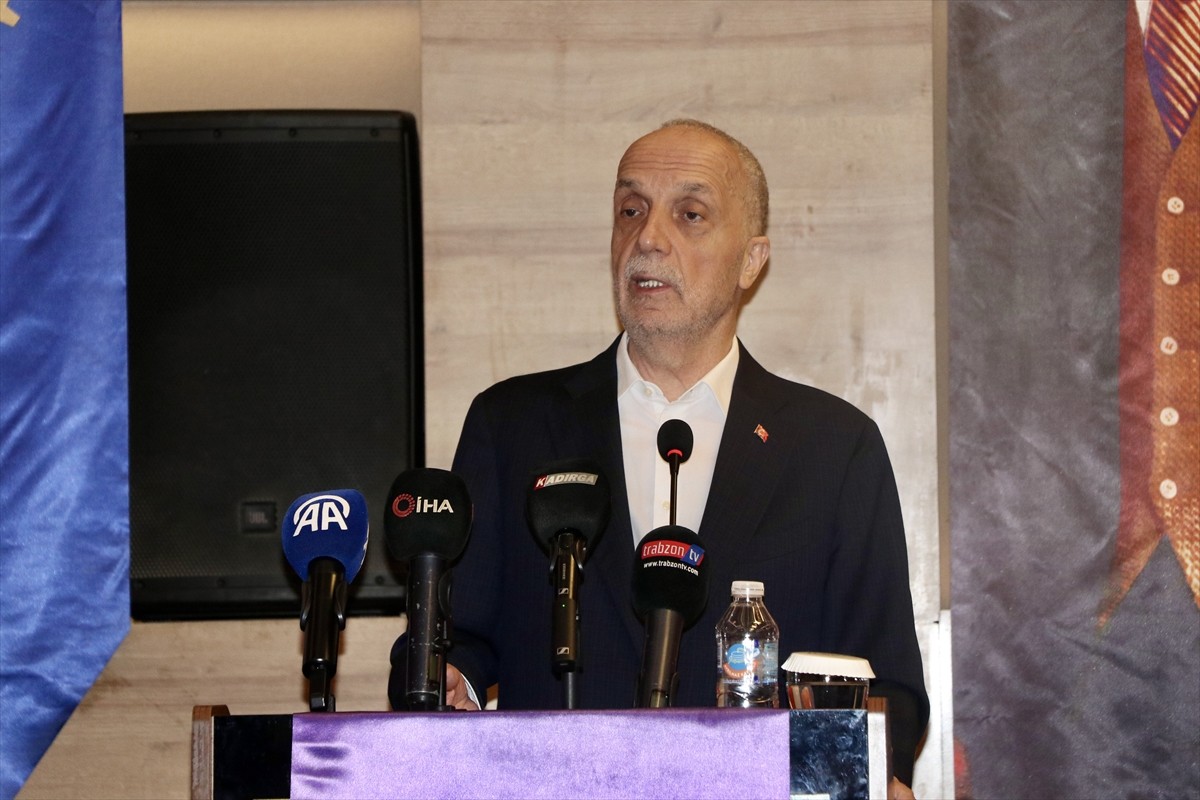 Türk-İş Genel Başkanı Ergün Atalay, kentteki bir otelde, 15 ilin temsilcileri ve TÜRK-İŞ'e bağlı...