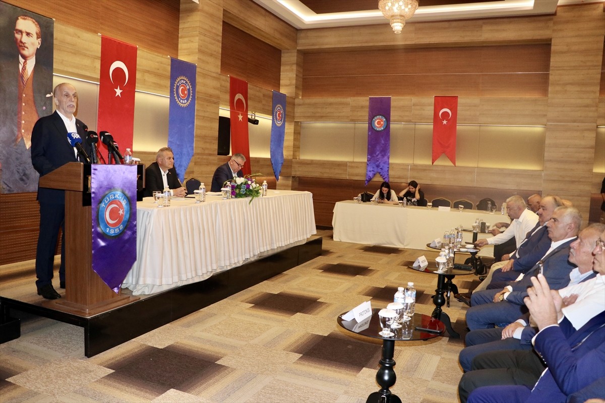 Türk-İş Genel Başkanı Ergün Atalay, kentteki bir otelde, 15 ilin temsilcileri ve TÜRK-İŞ'e bağlı...