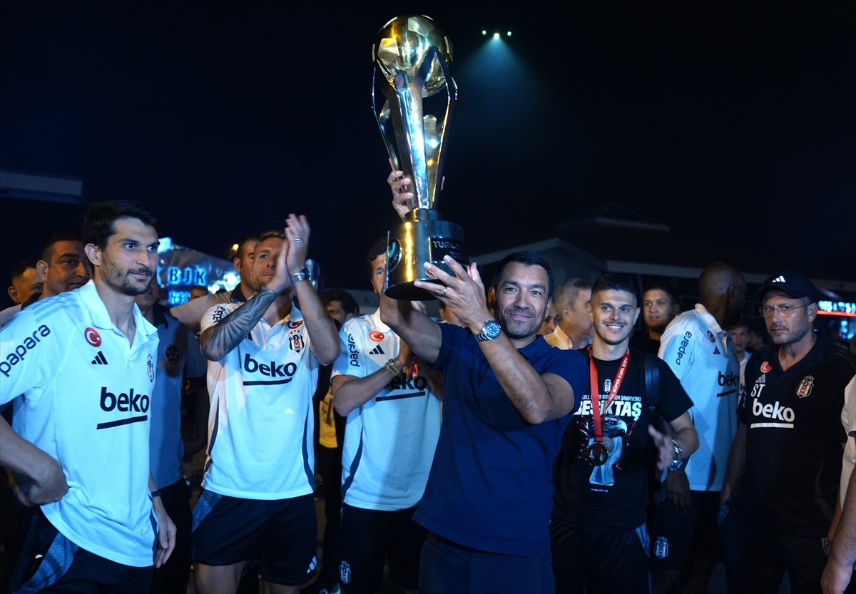 Turkcell Süper Kupa maçında Galatasaray'ı 5-0 yenerek şampiyon olan Beşiktaş, Ümraniye'de...