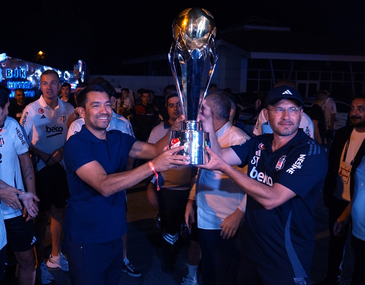 Turkcell Süper Kupa maçında Galatasaray'ı 5-0 yenerek şampiyon olan Beşiktaş, Ümraniye'de...