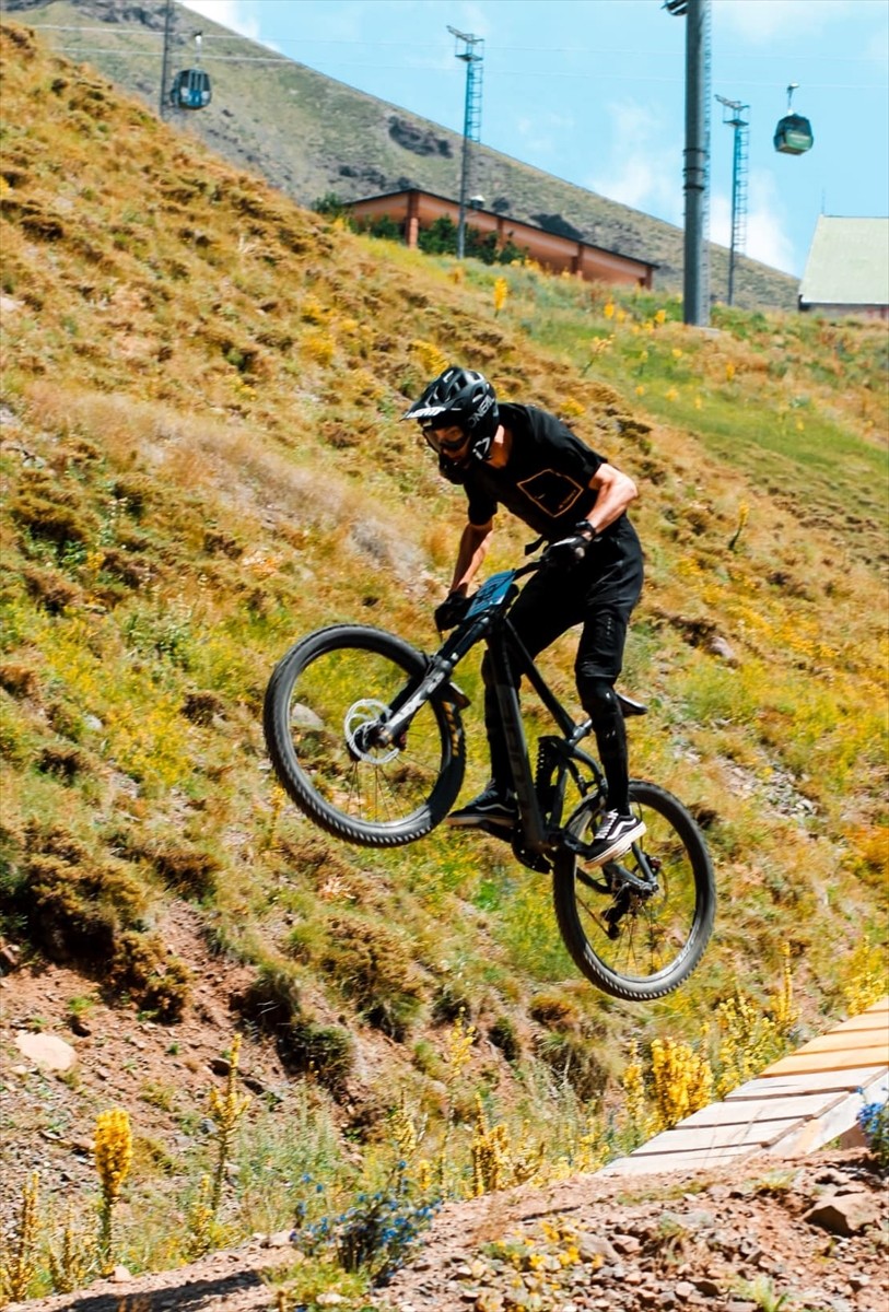 Türkiye Bisiklet Federasyonu tarafından Erzurum'da düzenlenen Downhill Türkiye Şampiyonası...