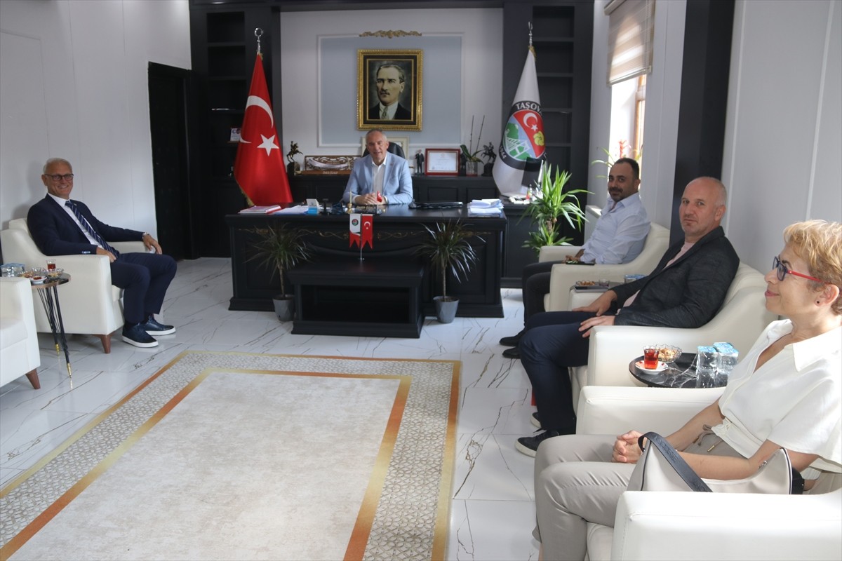 Türkiye Hentbol Federasyonu (THF) Başkanı Uğur Kılıç ve THF Yönetim Kurulu üyeleri, Mini Mini...