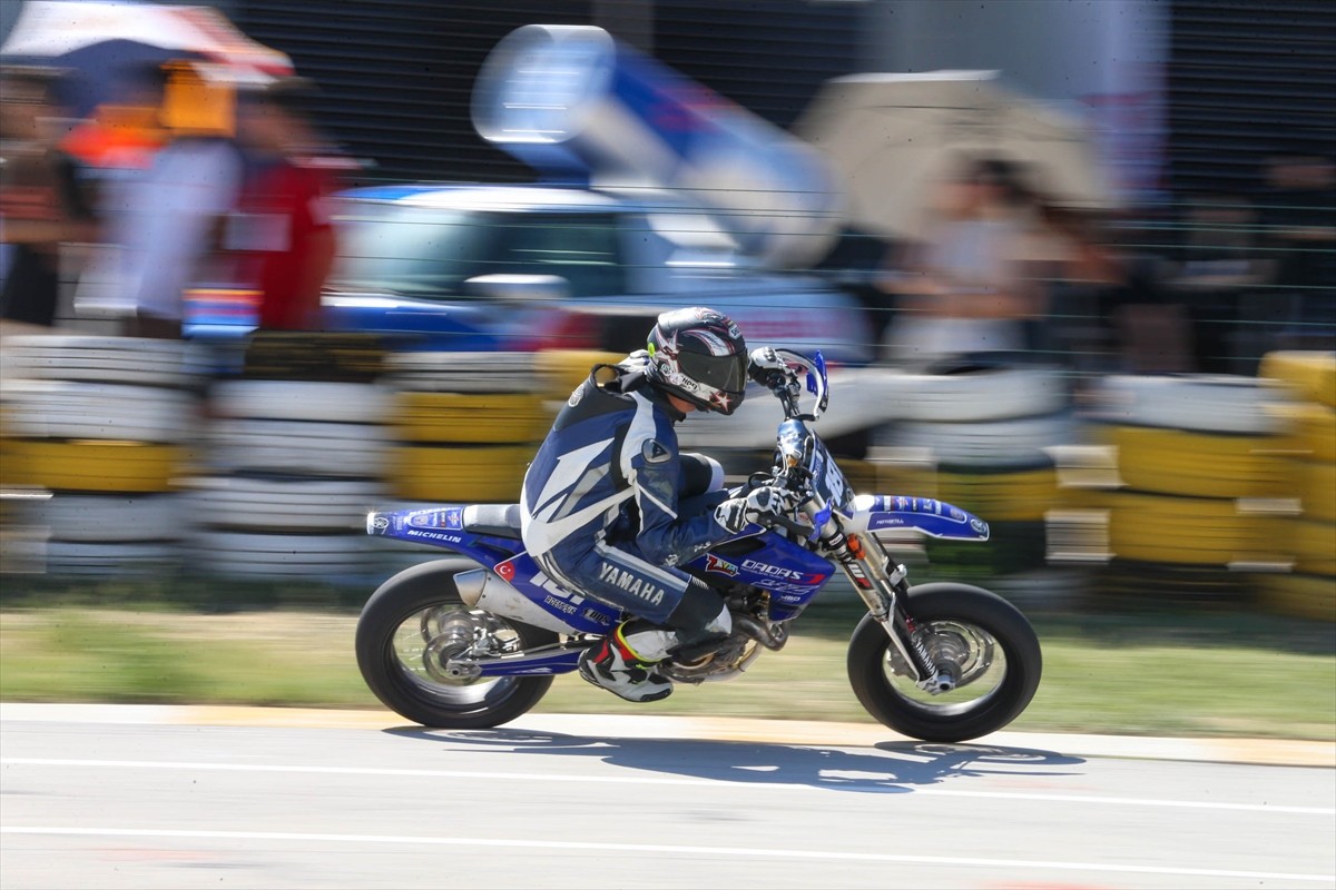 Türkiye Motosiklet Federasyonunca (TMF) Uşak'ta düzenlenen Türkiye Süpermoto Şampiyonası'nın...