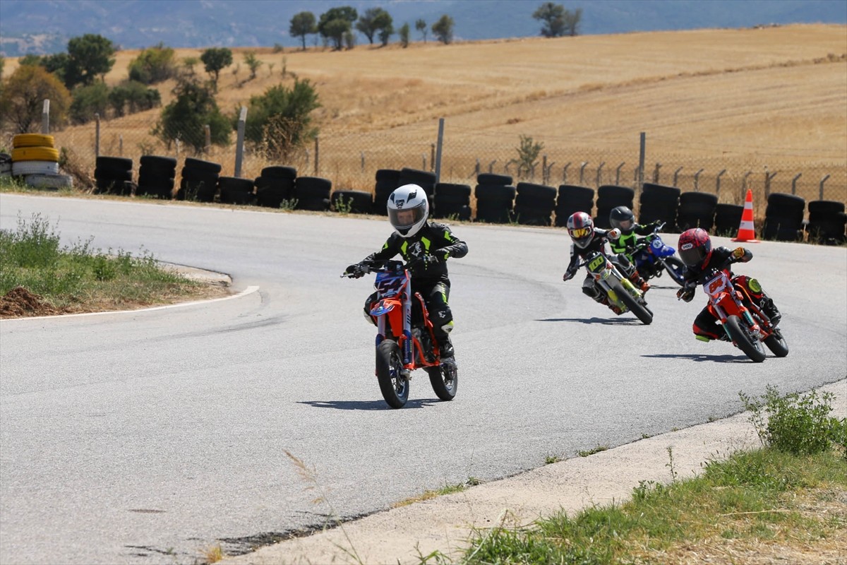 Türkiye Motosiklet Federasyonunca (TMF) Uşak'ta düzenlenen Türkiye Süpermoto Şampiyonası'nın...