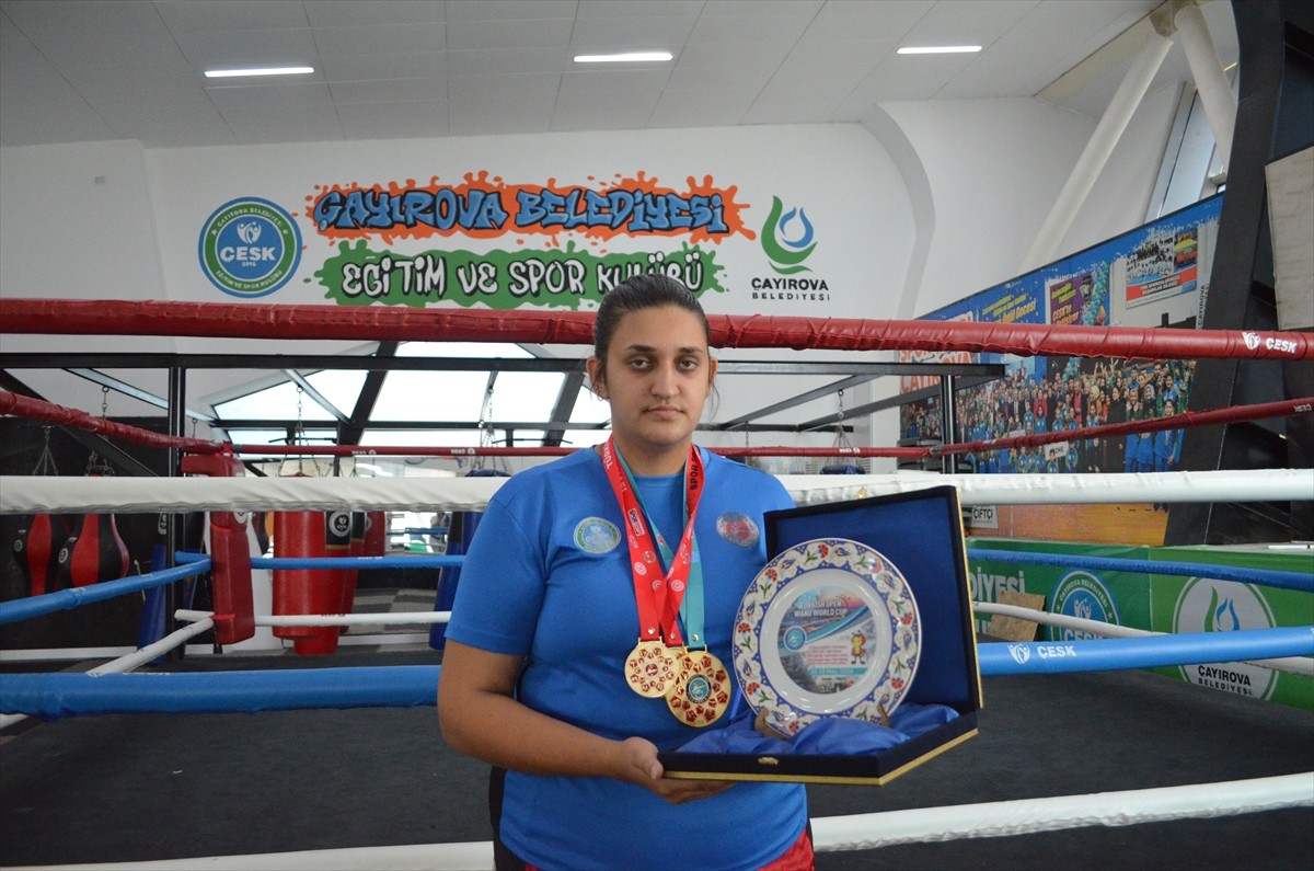 Türkiye şampiyonu milli kick boksçu Sinem Erdoğan, bu ay Macaristan'da düzenlenecek Gençler Dünya...