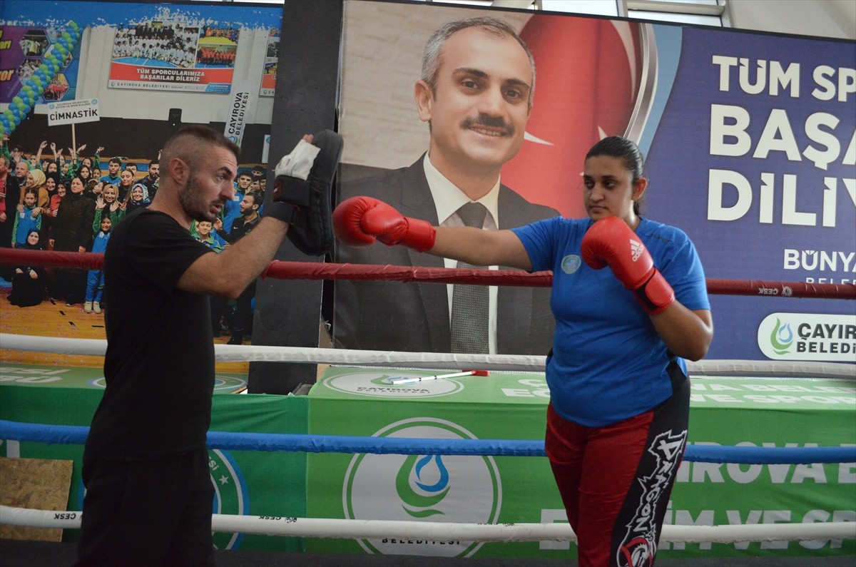 Türkiye şampiyonu milli kick boksçu Sinem Erdoğan, bu ay Macaristan'da düzenlenecek Gençler Dünya...