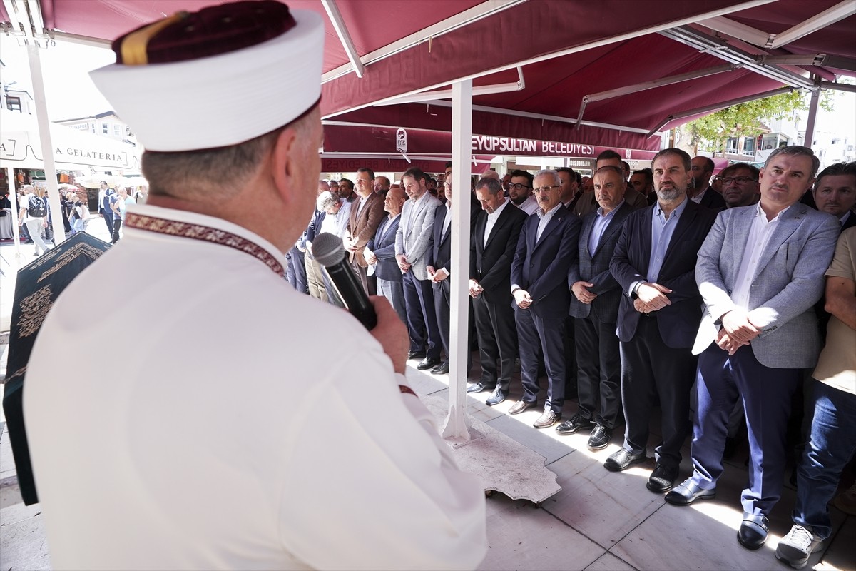 Ulaştırma ve Altyapı Bakanı Abdulkadir Uraloğlu (sağ 2), Türk Telekom Üst Yöneticisi (CEO) Ümit...