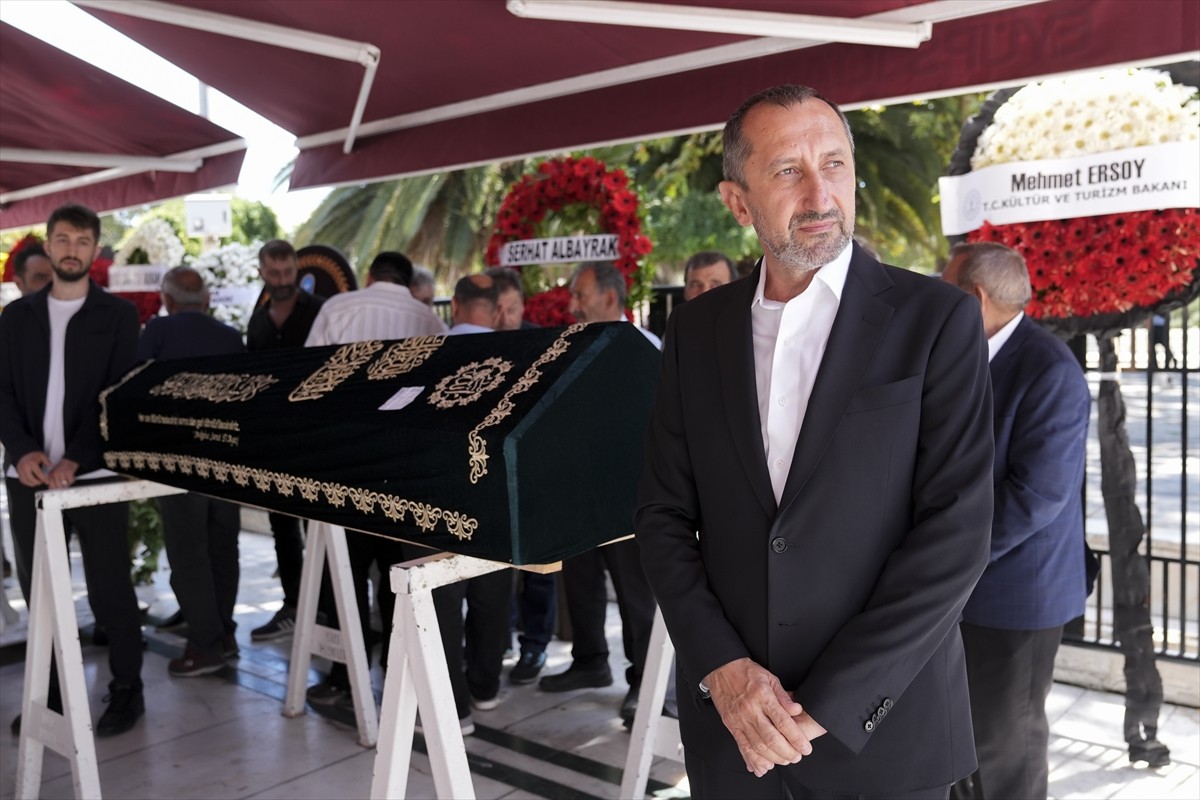 Ulaştırma ve Altyapı Bakanı Abdulkadir Uraloğlu (sağ 2), Türk Telekom Üst Yöneticisi (CEO) Ümit...